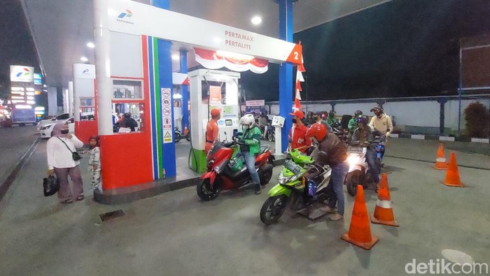 Antrean pengendara di SPBU Cilember, Kota Cimahi