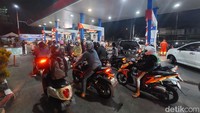 Uyung (40), pengemudi angkutan kota (angkot) juga menolak rencana kenaikan harga BBM tersebut. Apalagi saat ini penumpang angkot menurun drastis sejak beberapa tahun belakangan.Ya keberatan, pendapatan sedikit sedangkan pengeluarannya makin besar kalau harga (BBM) naik, kata Uyung.