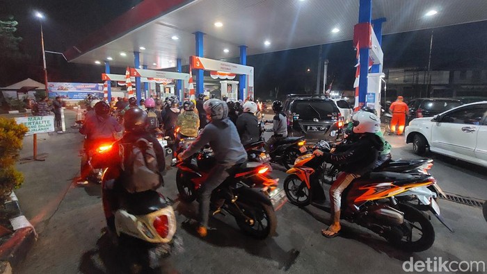 Antrean pengendara di SPBU Cilember, Kota Cimahi