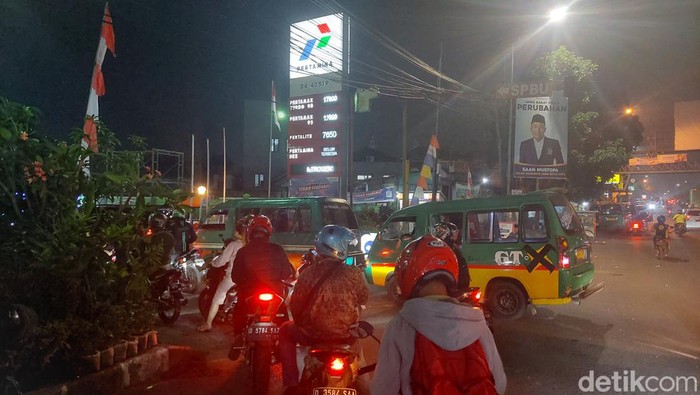 Antrean pengendara di SPBU Cilember, Kota Cimahi