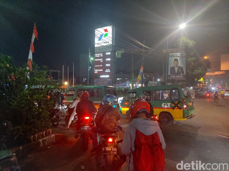 Potret Antrean Warga Cimahi Isi BBM hingga Meluber ke Jalan