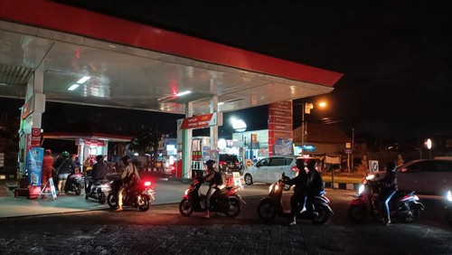 Antrean pengendara motor yang hendak membeli BBM di SPBU 54.801.03 yang berlokasi di Jalan WR Supratman Denpasar, Bali, Rabu (31/8/2022) malam.