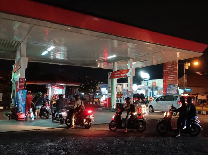 Antrean pengendara motor yang hendak membeli BBM di SPBU 54.801.03 yang berlokasi di Jalan WR Supratman Denpasar, Bali, Rabu (31/8/2022) malam.