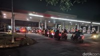 Kondisi antrean SPBU lain di sekitar Tegal Parang, Mampang Prapatan, Jakarta Selatan, tak jauh berbeda dengan dua SPBU sebelumnya. Foto: Ilyas Fadilah/detikcom
