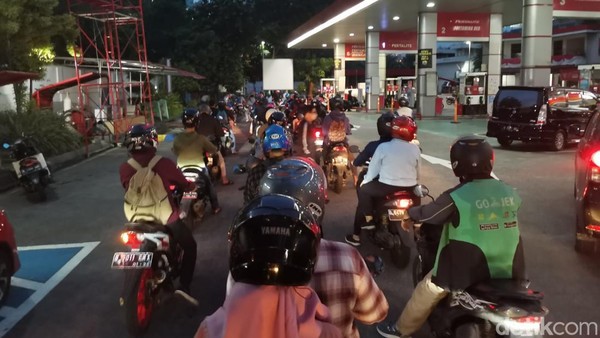 Heboh Kabar Harga BBM Naik Besok, Antrean di SPBU Bikin Shock!