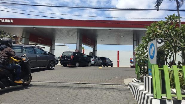 antrean spbu di surabaya