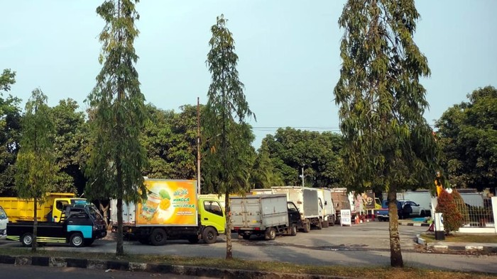 Antrean truk pengisi solar di Sukabumi.
