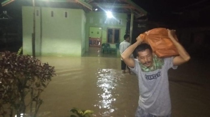 Banjir rendam satu desa di Luwu Utara. Sejumlah warga mengungsi karena takut ketinggian air kian meningkat.