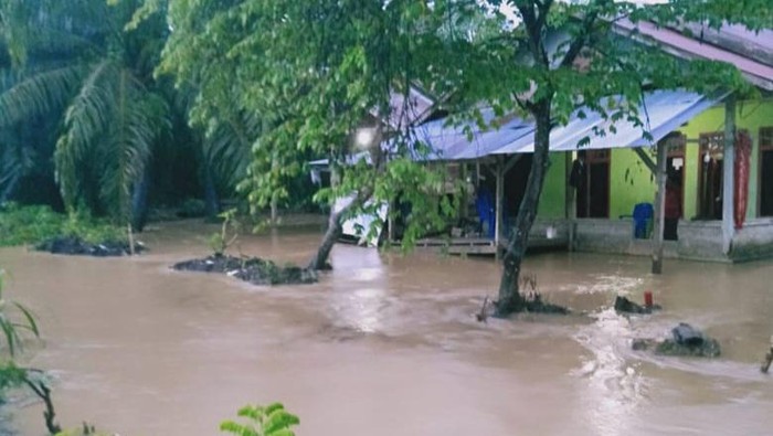 Banjir rendam satu desa di Pasangkayu, Sulbar.