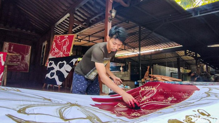 Proses pembuatan lukisan batik Sambo di Sembung Batik, Kulon Progo, DIY, Rabu (31/8/2022).