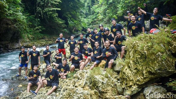 Start dimulai dari Goa Kelelawar. Kemudian pemandu mengajak rombongan lompat dari ketinggian 7 meter. Setelah itu, rombongan diajak istirahat sejenak di rest area untuk makan-minum. Tim pemandu lalu membawa rombongan ke spot terakhir bernama tempat blender untuk diputer-puter oleh arus hingga ke dalam air. Mantap! (Dhani Irawan/detikcom) Start dimulai dari Goa Kelelawar. Kemudian pemandu mengajak rombongan lompat dari ketinggian 7 meter. Setelah itu, rombongan diajak istirahat sejenak di rest area untuk makan-minum. Tim pemandu lalu membawa rombongan ke spot terakhir bernama tempat blender untuk diputer-puter oleh arus hingga ke dalam air. Mantap! (Dhani Irawan/detikcom)