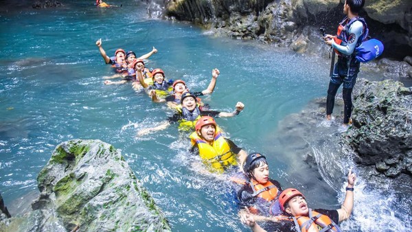 Banyak wisatawan datang ke Green Canyon untuk menikmati keindahan alam, baik naik perahu maupun body rafting. Bagi pengunjung yang naik perahu, biayanya tak terlalu mahal. Biaya makanan dan minuman juga relatif murah. (Dhani Irawan/detikcom) Banyak wisatawan datang ke Green Canyon untuk menikmati keindahan alam, baik naik perahu maupun body rafting. Bagi pengunjung yang naik perahu, biayanya tak terlalu mahal. Biaya makanan dan minuman juga relatif murah. (Dhani Irawan/detikcom)