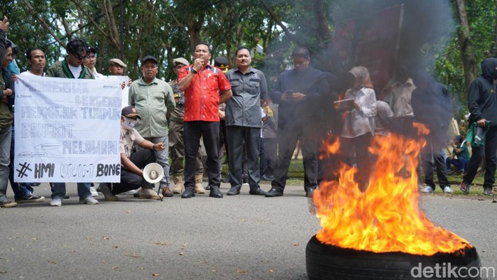 Pemilik SPBU hingga anggota DPRD di Bone, Sulawesi Selatan (Sulsel) ikut menolak rencana kenaikan harga BBM.