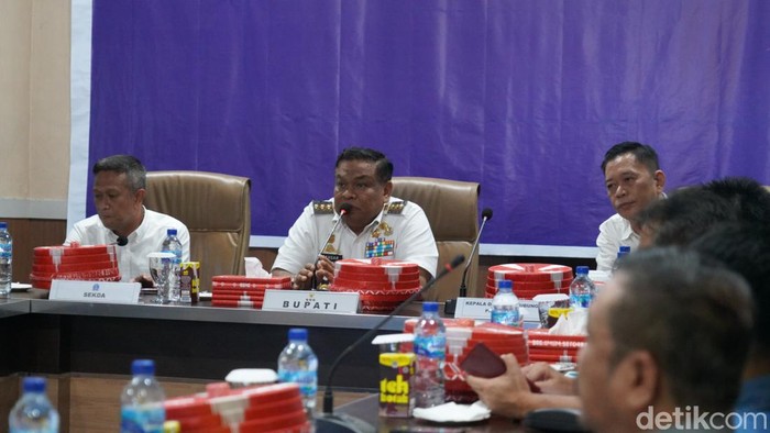 Bupati Bone Andi Fahsar Mahdin Padjalangi (tengah) memimpin rapat pengelolaan Bandara Arung Palakka.