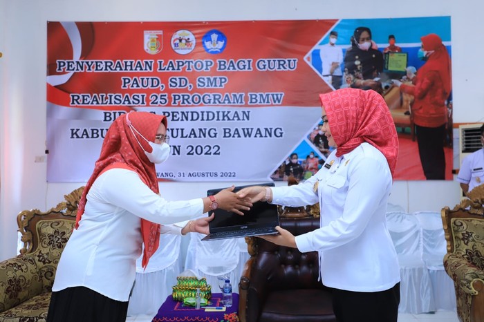 Bupati Tulang Bawang Bagikan 154 Laptop untuk Dewan Guru PAUD-SMP