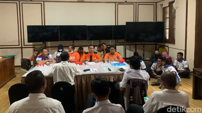 buruh beraudiensi dengan disnakertrans jatim