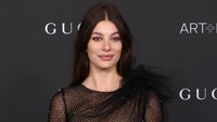 Camila kini berusia 25 tahun, sementara Leonardo DiCaprio berusia 47 tahun. Leo memang dikenal sebagai sosok yang kerap berkencan dengan perempuan yang lebih muda darinya. Foto: WireImage/Dimitrios Kambouris