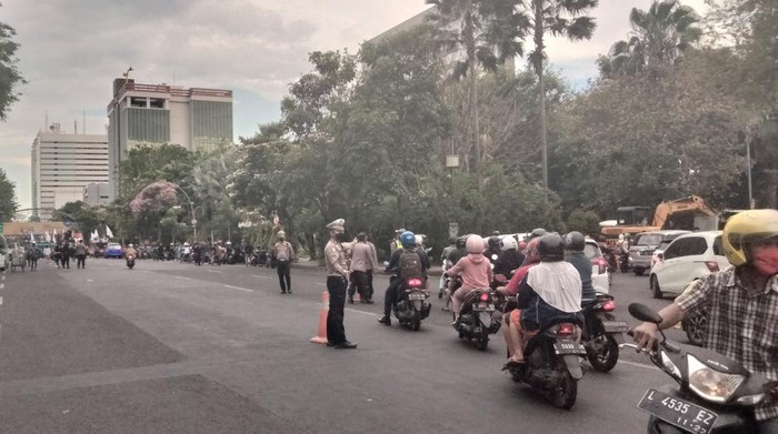 demo buruh di grahadi surabaya