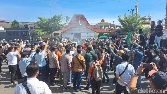 Demo tolak kenaikan harga BBM di Bengkulu.