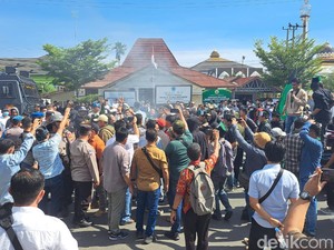 Ricuh Demo Tolak Kenaikan Harga BBM di Bengkulu, 2 Mahasiswa Terluka