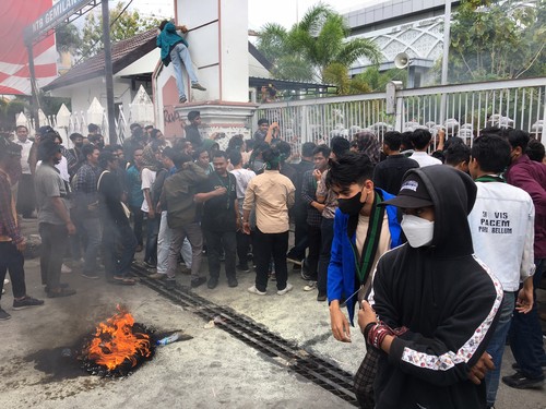 Demo tolak kenaikan harga BBM di gedung DPRD NTB, Jalan Udayana No.11, Dasan Agung, Kecamatan Selaparang, Kota Mataram, Rabu (31/8/2022).