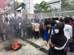 Demo Tolak Kenaikan Harga BBM di Mataram Ricuh, 1 Polisi Luka-luka