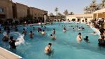 Massa Duduki dan Berenang di Istana Negara Irak, Mirip di Sri Lanka