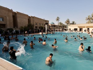 Momen Massa Serbu-Berenang di Istana Negara Irak, Mirip di Sri Lanka