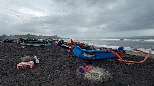 Deretan jukung atau perahu milik nelayan di Pantai Yeh Gangga, Desa Sudimara, Kecamatan Tabanan, Kabupaten Tabanan, Bali.