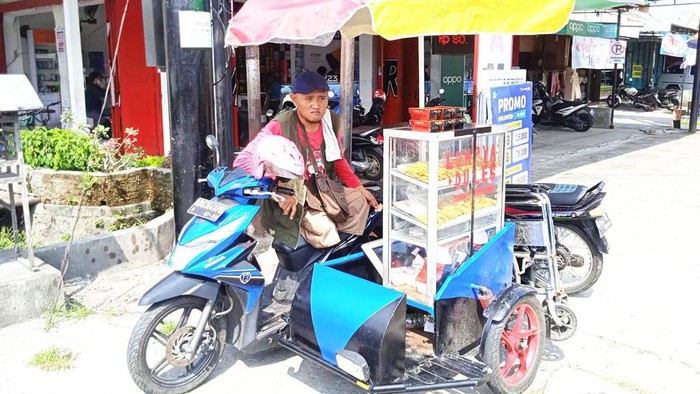 Peri Santoso (40), penjual makanan kecil lumpia duleg (sosis kecil) asal Klaten merasa terbantu dengan donasi yang diberikan sahabat baik lewat berbuatbaik.id.
