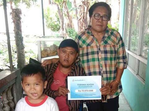 Peri Santoso (40), penjual makanan kecil lumpia duleg (sosis kecil) asal Klaten merasa terbantu dengan donasi yang diberikan sahabat baik lewat berbuatbaik.id.