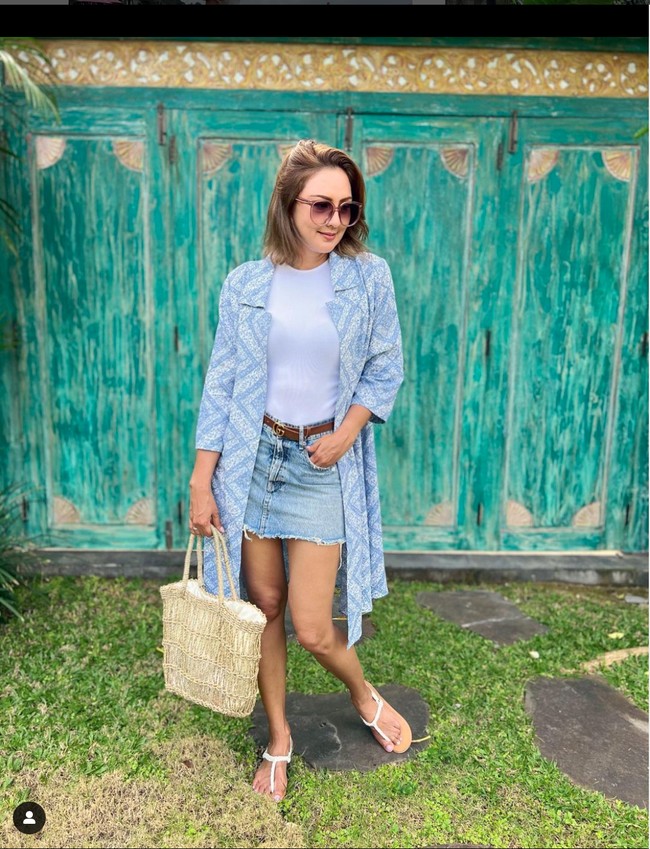 Setelah dietnya berhasil, penampilan Donna pun kini jadi semakin langsing dan awet muda. Lingkar pinggangnya terlihat jadi semakin kecil. Foto: Instagram/@dagnesia