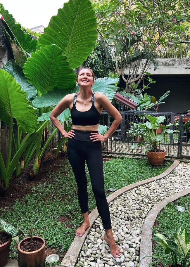 Tak hanya melakukan diet tak makan nasi, melalui unggahannya di Instagram juga terlihat jika istri Darius Sinathrya itu juga rutin berolahraga. Ia sempat beberapa kali memamerkan foto-fotonya saat sedang berolahraga. Foto: Instagram/@dagnesia