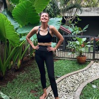 Tak hanya melakukan diet tak makan nasi, melalui unggahannya di Instagram juga terlihat jika istri Darius Sinathrya itu juga rutin berolahraga. Ia sempat beberapa kali memamerkan foto-fotonya saat sedang berolahraga. Foto: Instagram/@dagnesia