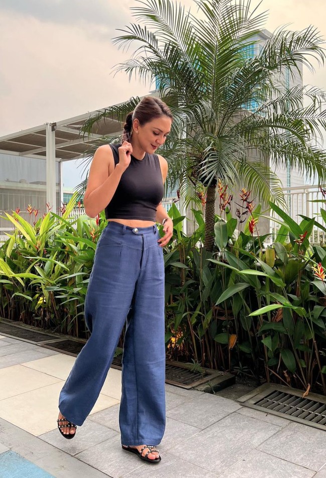 Mengenakan baju crop top berwarna hitam dipadukan dengan celana cutbray, perut langsing Donna Agnesia jadi jelas terlihat. Ditambah dengan gayanya yang stylish, penampilan Donna pun tak kalah dari anak muda yang berusia jauh di bawahnya. Foto: Instagram/@dagnesia
