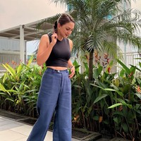 Mengenakan baju crop top berwarna hitam dipadukan dengan celana cutbray, perut langsing Donna Agnesia jadi jelas terlihat. Ditambah dengan gayanya yang stylish, penampilan Donna pun tak kalah dari anak muda yang berusia jauh di bawahnya. Foto: Instagram/@dagnesia