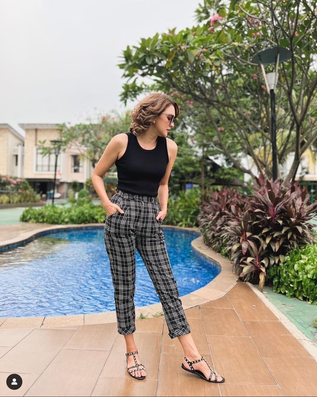 Melalui unggahan di Instagram Story miliknya Donna Agnesia sempat mengungkapkan jika dirinya berhasil menurunkan bobot tubuhnya sebanyak 6 kg. Hal itu dikarenakan Donna melakukan diet tak makan nasi selama 1 bulan. Foto: Instagram/@dagnesia