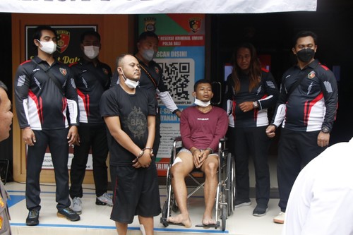 Dua pelaku pembunuh karyawati kebersihan bank Gusti Mirah saat ditampilkan ke publik oleh Polda Bali.