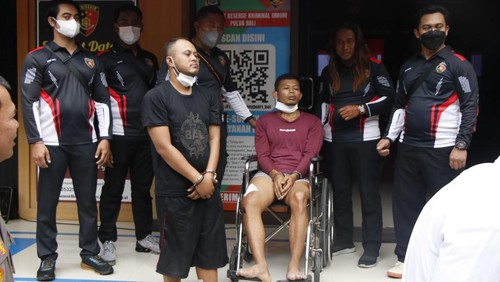 Dua pelaku pembunuh karyawati kebersihan bank Gusti Mirah saat ditampilkan ke publik oleh Polda Bali.