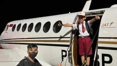 Ojo Dibandingke, Foto Farel Diantar Jet Pribadi-Bawa Uang Recehan ke Kantin
