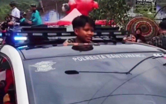 Farel naik kendaraan dari Polres Banyuwangi