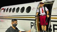 Momen Farel Prayoga pergi ke sekolah menggunakan jet pribadi itu diabadikan dalam Instagram Zidni Ilman Nafia, Chairman Federasi Aero Sport Indonesia. Foto: dok. Instagram Zidni Iman Nafia
