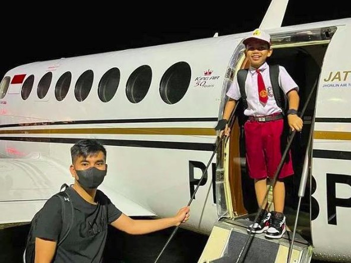 Farel Prayoga naik jet pribadi ke sekolah.