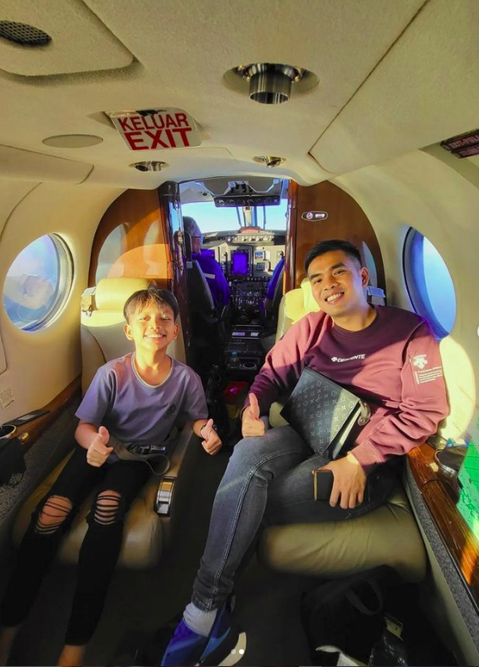 Farel Prayoga naik jet pribadi ke sekolah.