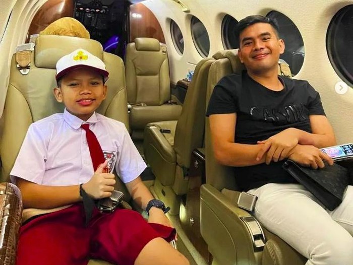 Farel Prayoga Farel Prayoga naik jet pribadi ke sekolah.