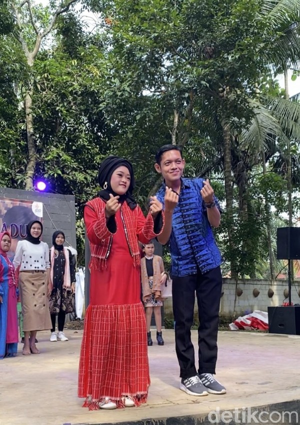 Festival Tenun Baduy ini digelar di Amphi Teater Guriang, Kecamatan Warunggunung, Lebak, Banten. Selain jadi model, para penyandang disabilitas ini dilatih menenun kain hingga membuat busana. (Fathul Rizkoh/detikcom) Festival Tenun Baduy ini digelar di Amphi Teater Guriang, Kecamatan Warunggunung, Lebak, Banten. Selain jadi model, para penyandang disabilitas ini dilatih menenun kain hingga membuat busana. (Fathul Rizkoh/detikcom)