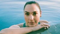 Gal Gadot melahirkan anak pertamanya pada usia 25 tahun. Kini ia punya tiga orang anak. Foto: dok Instagram Gal Gadot