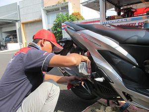 Awas! Ini Bahaya Motor Sering Gonta-ganti Merek Oli