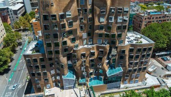 Jangan terkecoh dengan eksteriornya, gedung ini tidak meleleh kok. Ini adalah salah satu gedung kampus di University of Technology Sydney. Foto: Reddit via Bored Panda