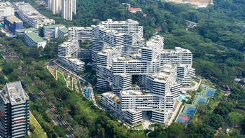 Bangunan yang mirip seperti tumpukan Jenga ini adalah kompleks apartemen The Interlace di Singapura. Foto: Reddit via Bored Panda
